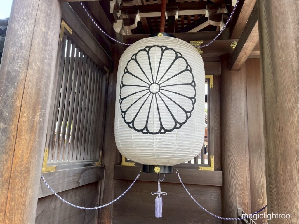 寒川神社 神門の菊の御紋が描かれた大きな提灯