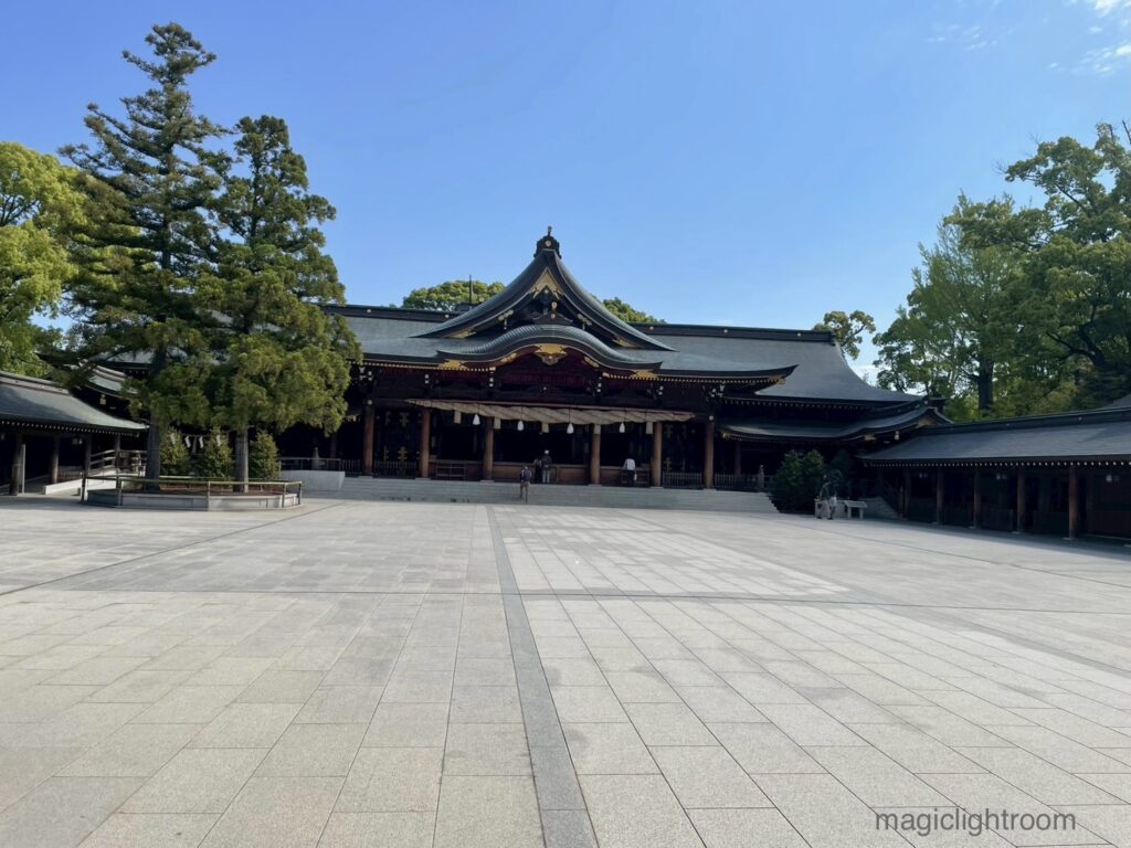 寒川神社 広々とした境内