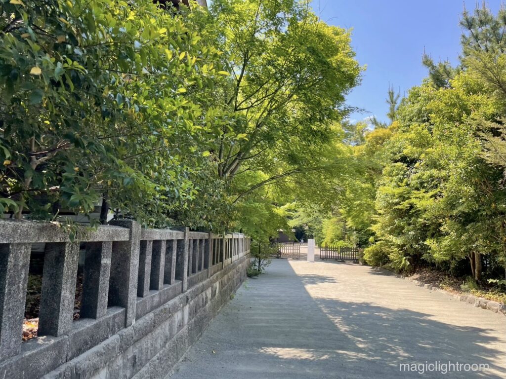 寒川神社 神嶽山神苑に続く道