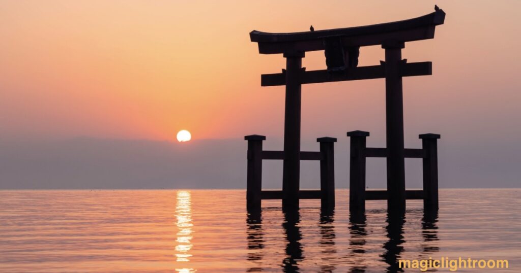 夕暮れの水面に佇む鳥居