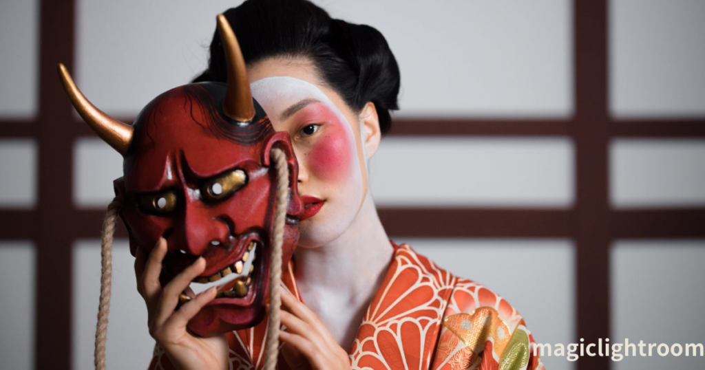能楽 お面を持つ女性